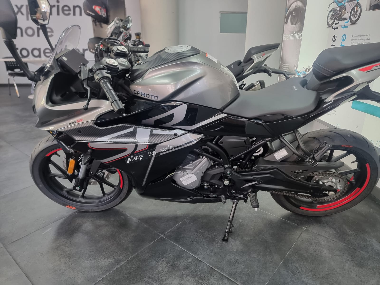 cfmoto_300_sr_salon_id3331_1.jpeg