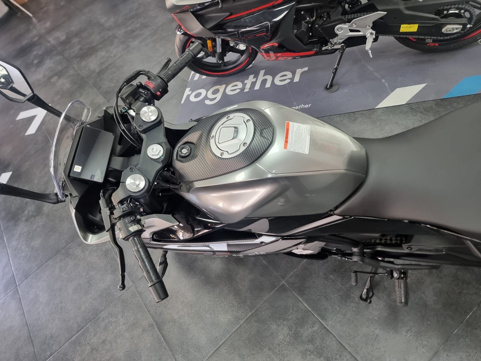 cfmoto_300_sr_salon_id3331_2.jpeg