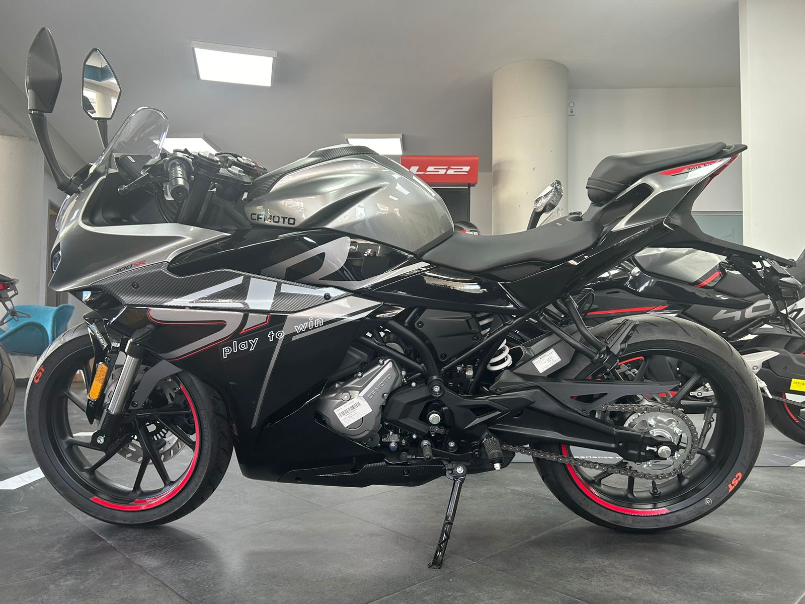 cfmoto_300_sr_salon_id3331_6.jpeg