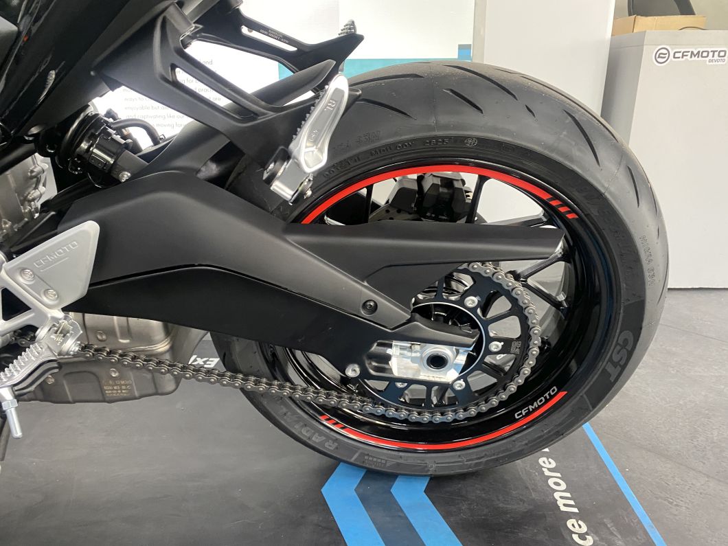 cfmoto_675_sr_salon_id3763_17.JPG