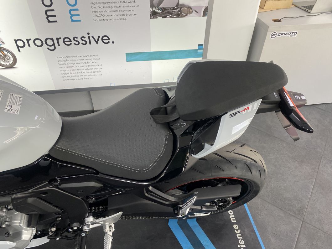 cfmoto_675_sr_salon_id3763_18.JPG